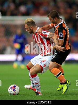 Marko Arnautovic (links) von Stoke City und Shaun Maloney von Hull City Kampf um den Ball Stockfoto