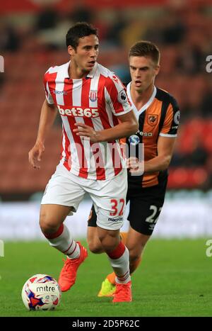 Ramadan Sobhi von Stoke City (links) und Markus Henriksen von Hull City Kampf um den Ball Stockfoto