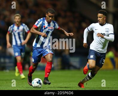 Callum Robinson von Preston North End (rechts) und Nathan von Wigan Athletic Byrne Kampf um den Ball Stockfoto