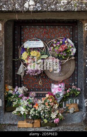 Vertikale frontale Nahaufnahme eines verzierten Torajan-Steingrabes in Bori Village, Tana Toraja, Sulawesi, Indonesien Stockfoto