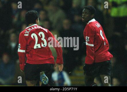 Louis Saha von Manchester United feiert sein Tor mit Kieran Richardson Stockfoto