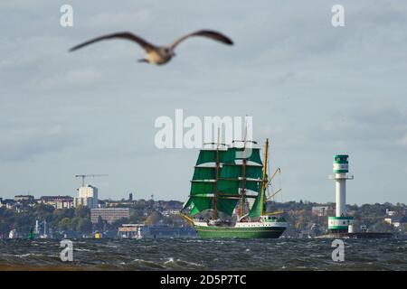 Laboe, Deutschland. Oktober 2020. Die Dreimeisterin 'Alexander von Humboldt 2' segelt bei ihrer Rückkehr von ihrer ersten Marinetrainingsfahrt an der Küste nahe der Gemeinde Laboe vorbei. Dann liegt die Barke, die derzeit die 'Gorch Fock' als Segeltrainingsschiff der Marine ersetzt, in Kiel vor Anker. Quelle: Gregor Fischer/dpa/Alamy Live News Stockfoto