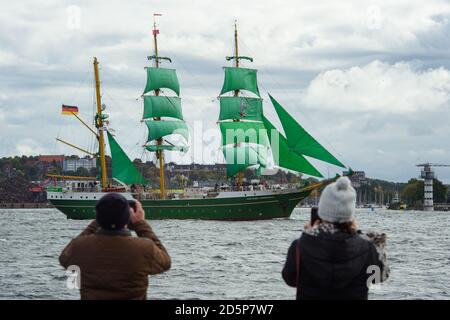 Kiel, Deutschland. Oktober 2020. Zuschauer beobachten, wie der Dreimaster 'Alexander von Humboldt 2' bei seiner Rückkehr von seiner ersten Marinetrainingsfahrt in die Kieler Förde einsteigt. Die Barke, die derzeit die 'Gorch Fock' als Segelschulschiff der Marine ersetzt, liegt in Kiel. Quelle: Gregor Fischer/dpa/Alamy Live News Stockfoto