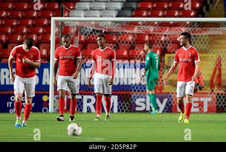 Charlton Athletic's Jose Magennis (zweite links), Ezri Konsa Ngoyo (Mitte) und Morgan Fox (rechts) erscheinen dejeziert Stockfoto