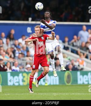 Birmingham City's Maikel Kieftenbeld (rechts) und Queens Park Ranger's Olamide Shodipo Kampf um den Ball Stockfoto