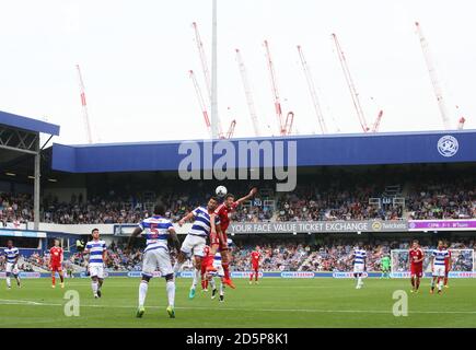 Steven Caulker von Queens Park Ranger in Aktion mit Birmingham City Lukas Jutkiewicz (rechts) Stockfoto