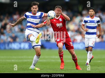 Lukas Jutkiewicz (rechts) von Birmingham City und Queens Park Ranger's Grant Hall Kampf um den Ball Stockfoto