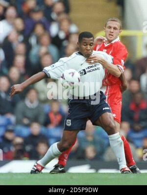 Les Ferdinand, Tottenham Hotspur (vorne) hält die Herausforderung von Steve Vickers, Middlesbrough (hinten) Stockfoto