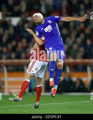 David Vaughan vom Nottingham Forest (links) und Che Adams von Birmingham City Kampf um den Ball Stockfoto