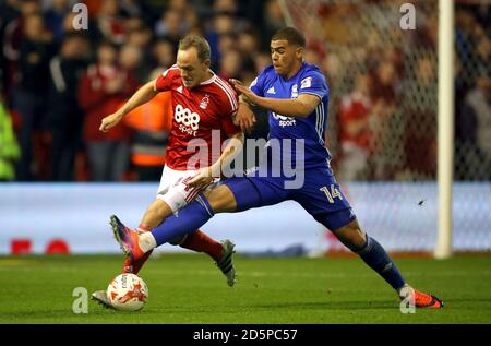 David Vaughan vom Nottingham Forest (links) und Che Adams von Birmingham City Kampf um den Ball Stockfoto