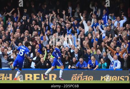 Chelseas Eden Hazard (rechts) feiert das zweite Tor seiner Spielgefährten Des Spiels Stockfoto