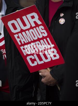 Charlton Athletic und Coventry City Fans veranstalten einen gemeinsamen Protest Gegen ihre jeweiligen Eigentümer Stockfoto