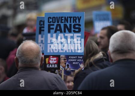 Charlton Athletic und Coventry City Fans veranstalten einen gemeinsamen Protest Gegen ihre jeweiligen Eigentümer Stockfoto