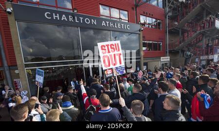 Charlton Athletic und Coventry City Fans veranstalten einen gemeinsamen Protest Gegen ihre jeweiligen Eigentümer Stockfoto