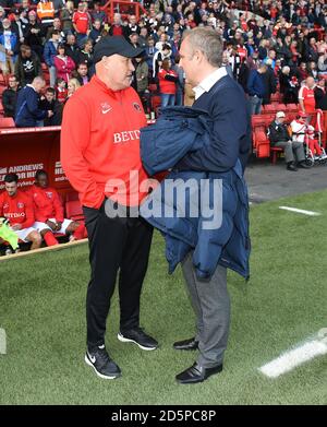 Der Hausmeister-Manager Mark Venus von Coventry City (rechts) chattet mit Charlton Athletic Manager Russell Slade Stockfoto