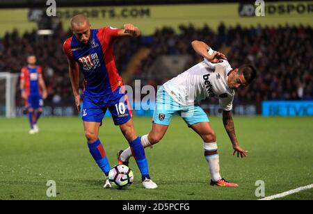 Crystal Palace's Andros Townsend (links) und West Ham United's Manuel Lanzini Kampf um den Ball Stockfoto