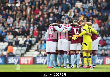 Aston Villa Spieler in einem Huddle vor dem Spiel. Stockfoto