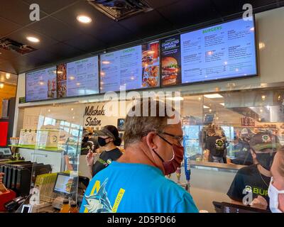 Orlando, FL/USA -10/10/20: Leute, die Essen in einem Burger FI Fast-Food-Restaurant in Lake Nona Orlando, Florida bestellen. Stockfoto