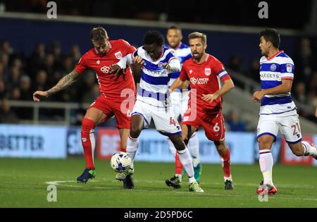 Idrissa Sylla von Queens Park Rangers kämpft mit Aden Flint von Bristol City um den Ball, (links) Stockfoto