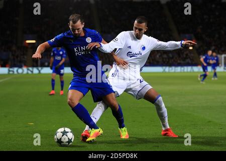 Daniel Drinkwater von Leicester City (links) und Youssef Toutouh vom FC Kopenhagen Kampf um den Ball Stockfoto