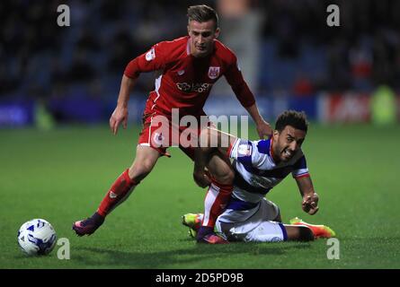 Joe Bryan von Bristol City, (links) Kampf um den Ball mit James Perch der Queens Park Rangers, (rechts) Stockfoto