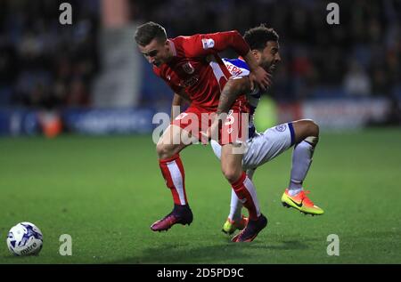 Joe Bryan von Bristol City, (links) kämpft um den Ball mit James Perch der Queens Park Rangers, (rechts) Stockfoto