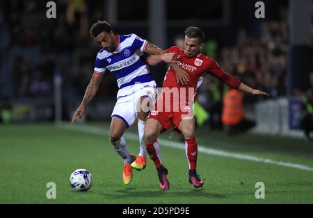 Joe Bryan von Bristol City, (links) kämpft um den Ball mit James Perch der Queens Park Rangers, (rechts) Stockfoto