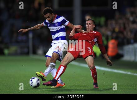 Joe Bryan von Bristol City, (links) kämpft um den Ball mit James Perch der Queens Park Rangers, (rechts) Stockfoto