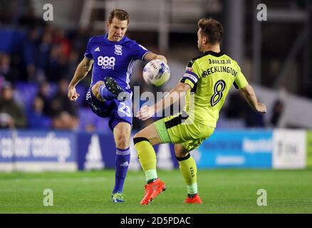 Jonathan Spector (links) von Birmingham City und Lee Frecklington von Rotherham United Kampf um den Ball Stockfoto