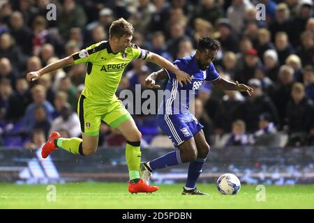 Jacques Maghoma (rechts) von Birmingham City hinterlässt den Lee von Rotherham United Frecklington Stockfoto