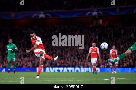 Arsenal's Theo Walcott punktet seine Seite das zweite Tor der Spiel Stockfoto