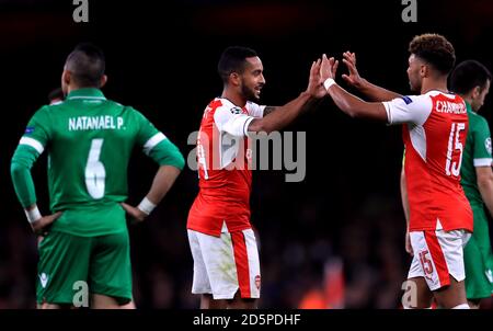 Arsenal's Theo Walcott feiert Scoring seiner Seite das zweite Tor von Das Spiel mit Alex Oxlade-Chamberlain (rechts) Stockfoto