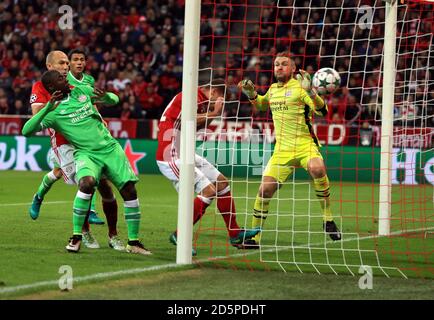 Der FC Bayern München erzielt mit Joshua Kimmich (Mitte) den zweiten Treffer Stockfoto