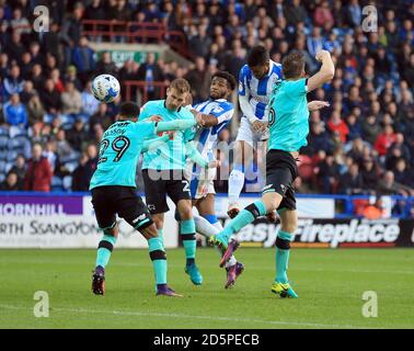 Huddersfield Town's Elias Kachunga (rechts) erzielt seine Seiten das erste Tor. Stockfoto