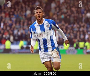 Huddersfield Town Elias Kachunga feiert, nachdem er seine Seiten erste Tor erzielt. Stockfoto