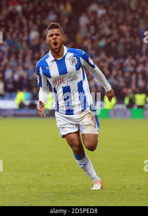 Huddersfield Town Elias Kachunga feiert, nachdem er seine Seiten erste Tor erzielt. Stockfoto