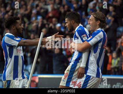 Huddersfield Town's Elias Kachunga (Mitte) feiert mit seinen Teamkollegen Michael Hefele (rechts) und Kasey Palmer, nachdem er seine Seiten das erste Tor schießt. Stockfoto