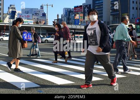 Menschen mit Schutzmaske gehen am 06. Oktober 2020 im Shinagawa-Viertel in Tokio, Japan. Die Tokyo Metropolitan Government am Mittwoch berichtet 177 neue Fälle des Coronavirus, bis 11 von Dienstag. Die Zahl ist das Ergebnis von 983 Tests, die am 11. Oktober durchgeführt wurden. (Foto von Michele Sawada/Sipa USA) Stockfoto