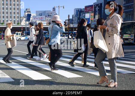 Menschen mit Schutzmaske gehen am 06. Oktober 2020 im Shinagawa-Viertel in Tokio, Japan. Die Tokyo Metropolitan Government am Mittwoch berichtet 177 neue Fälle des Coronavirus, bis 11 von Dienstag. Die Zahl ist das Ergebnis von 983 Tests, die am 11. Oktober durchgeführt wurden. (Foto von Michele Sawada/Sipa USA) Stockfoto