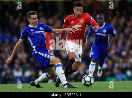 Chelsea Cesar Azpilicueta und Manchester United Jesse Lingard kämpfen um Der Ball Stockfoto