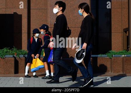 Menschen mit Schutzmaske gehen am 06. Oktober 2020 im Shinagawa-Viertel in Tokio, Japan. Die Tokyo Metropolitan Government am Mittwoch berichtet 177 neue Fälle des Coronavirus, bis 11 von Dienstag. Die Zahl ist das Ergebnis von 983 Tests, die am 11. Oktober durchgeführt wurden. (Foto von Michele Sawada/Sipa USA) Stockfoto