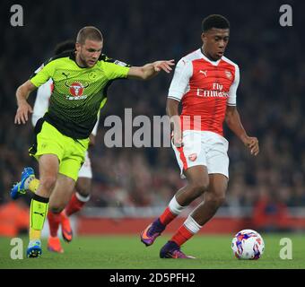 Alex Iwobi von Arsenal (rechts) und Joey van den Berg von Reading kämpfen um den Ball. Stockfoto