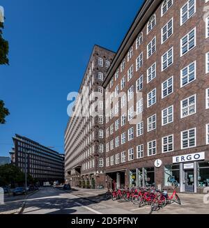 Pointed Chilehaus und Sprinkenhof in Hamburg. Entworfen von Fritz Höger, vollendet 1924. Beispiele der Architektur des Backsteinexpressionismus der 1920er Jahre. Stockfoto