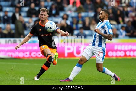 Tom Lees (links) von Sheffield Wednesday in Aktion mit Nahki Wells von Huddersfield Town. Stockfoto