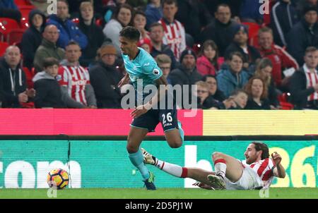 Kyle Naughton von Swansea City (links) und Joe Allen von Stoke City (Rechts) Kampf um den Ball Stockfoto