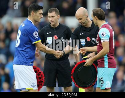 Everton's Gareth Barry (links) und West Ham United's Mark Noble Schütteln Sie vor dem Spiel die Hände mit Schiedsrichter Anthony Taylor Stockfoto