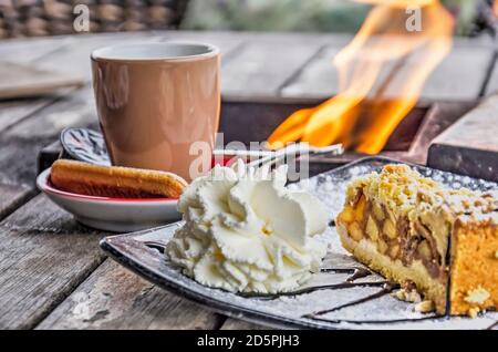 Einen Apfelkuchen und einer Tasse Kaffee, Terrasse des Alpengasthof