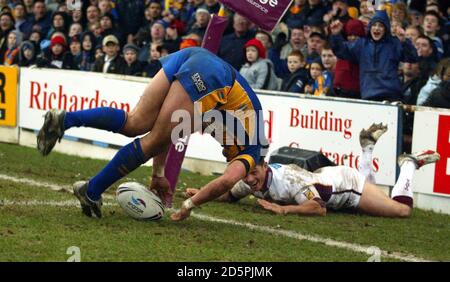 Leeds Rhinos' Lee Smith versucht es in der Ecke Stockfoto