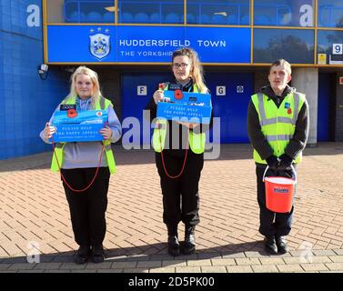 Vor dem Sky Bet Championship-Spiel zwischen Huddersfield Town und Birmingham City ist der Poppy-Verkäufer vor dem Boden. Stockfoto