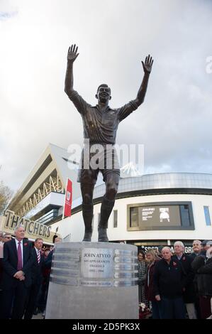 Enthüllung der neuen John Atyeo Statue. John Atyeos herausragender Beitrag zum Fußballverein wurde mit der Enthüllung einer lebensgroßen Bronzestatue des ehemaligen England Center Forward vor dem Anstoß gegen den Brighton gefeiert, der wohl der größte Spieler war, der jemals ein Bristol City Shirt trug. Stockfoto